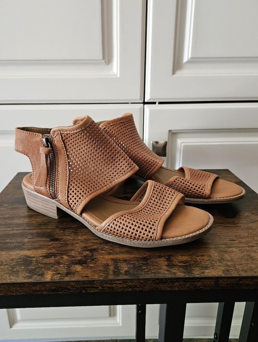 NWOB Sofft Tan Brown Perforated Leather Zip Low Heel Comfort Sandals Boho Chic - Picture 3 of 7